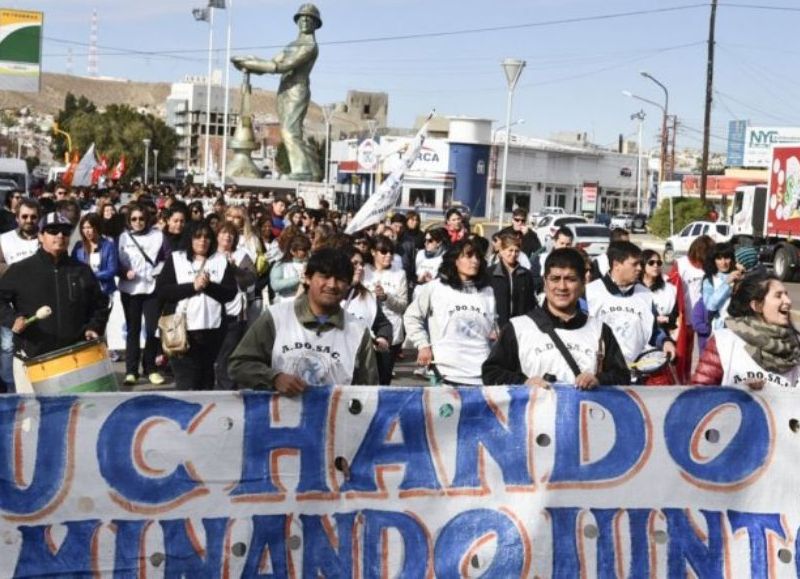 Docentes en pie de guerra por deuda de la provincia