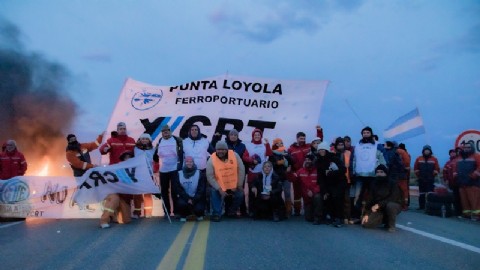 Trabajadores de YCRT protestaron en la ruta, acompañados por docentes, contra el Gobierno de Alicia