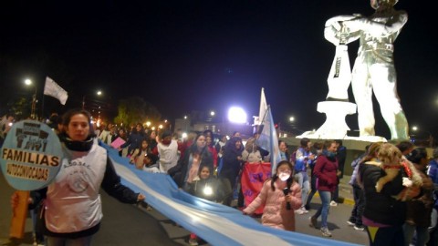 Conflicto docente: hubo otra marcha nocturna en Caleta Olivia con críticas a Alicia