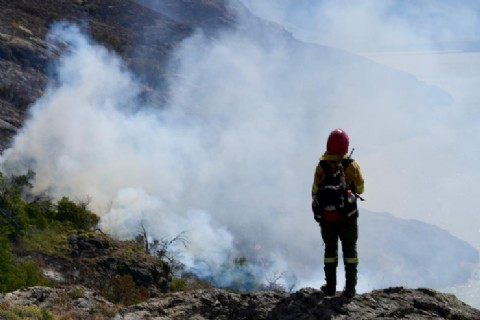 El Gobierno de Santa Cruz informó que el incendio en el Cerro Huemul fue declarado circunscripto