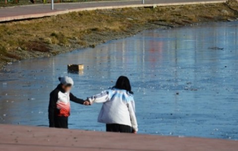 Una acción peligrosa que podría costar muy caro: personas patinaron sobre lagunas congeladas en Gallegos