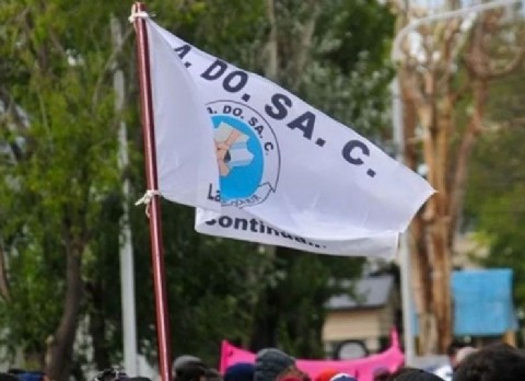 ADOSAC desmiente anuncios oficiales sobre titularizaciones y denuncia maniobra distractiva del gobierno provincial