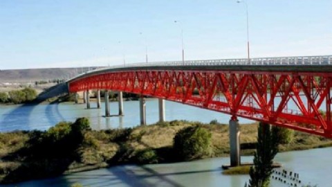Intimaron a Vialidad Nacional a arreglar el puente sobre el río Santa Cruz