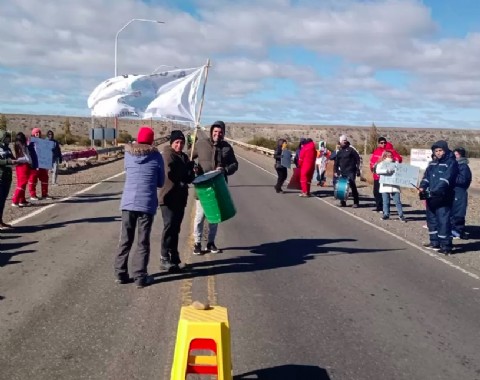 Se la da vuelta la provincia a la Pinguina: los docentes endurecen sus reclamos con cortes de ruta