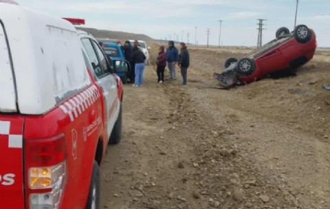 Drama en la Ruta Provincial 17: un Renault Sandero derrapa culpa del ripio húmedo y termina volcando violentamente