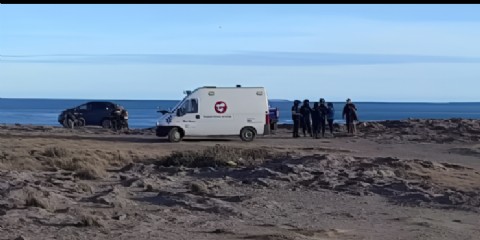 Una joven fue rescatada tras aparecer atada al borde de un acantilado y crece la sospecha de un ataque narco