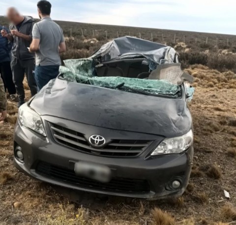 Una mujer y su hijo al hospital tras violento despiste y vuelco cerca de Puerto Santa Cruz