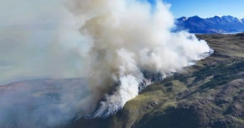Continúa activo el incendio en el Parque Nacional Los Glaciares