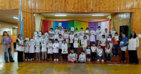 Educación fortalece la alfabetización con entrega de tablets y libros en escuelas primarias