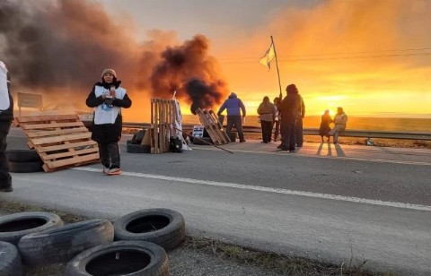 El Gobierno provincial suspendió las negociaciones con ADOSAC y el gremio realiza un corte de ruta