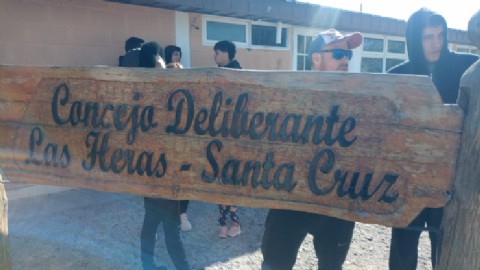 Más de 200 trabajadores desocupados reclaman empleo digno en Las Heras y el Concejo Deliberante les cierra las puertas