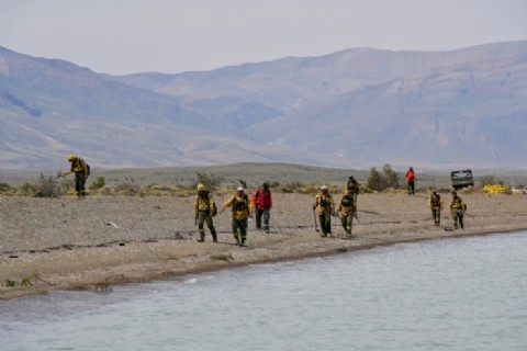 La Provincia coordina acciones para contener el incendio