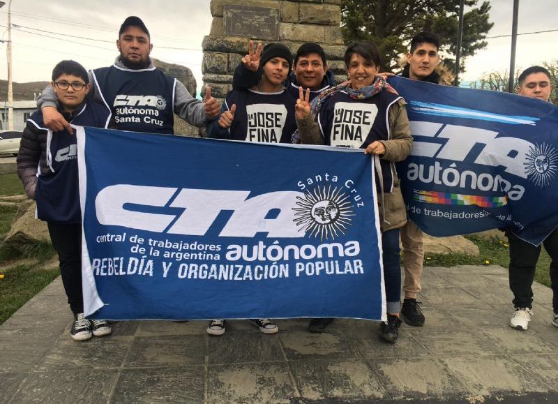 VIDEO | Mientras brindan los funcionarios, miles de santacruceños pasan hambre