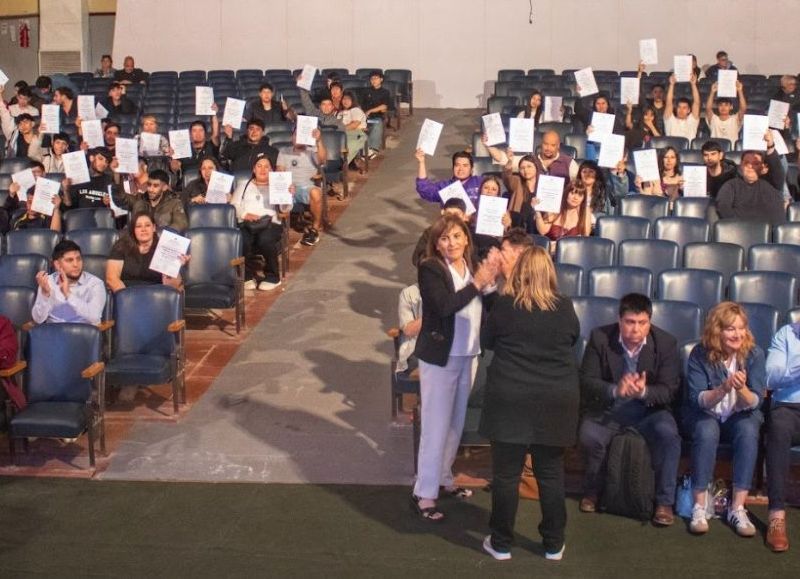 Santa Cruz puso en valor la educación y el trabajo: entrega de certificados a los jóvenes que se capacitaron en minería