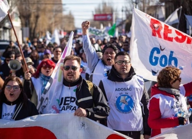 ADOSAC realizó la tercer Marcha Provincial en defensa de los derechos laborales docentes