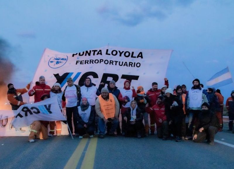 Trabajadores de YCRT protestaron en la ruta, acompañados por docentes, contra el Gobierno de Alicia