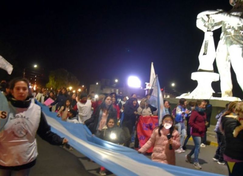 Conflicto docente: hubo otra marcha nocturna en Caleta Olivia con críticas a Alicia