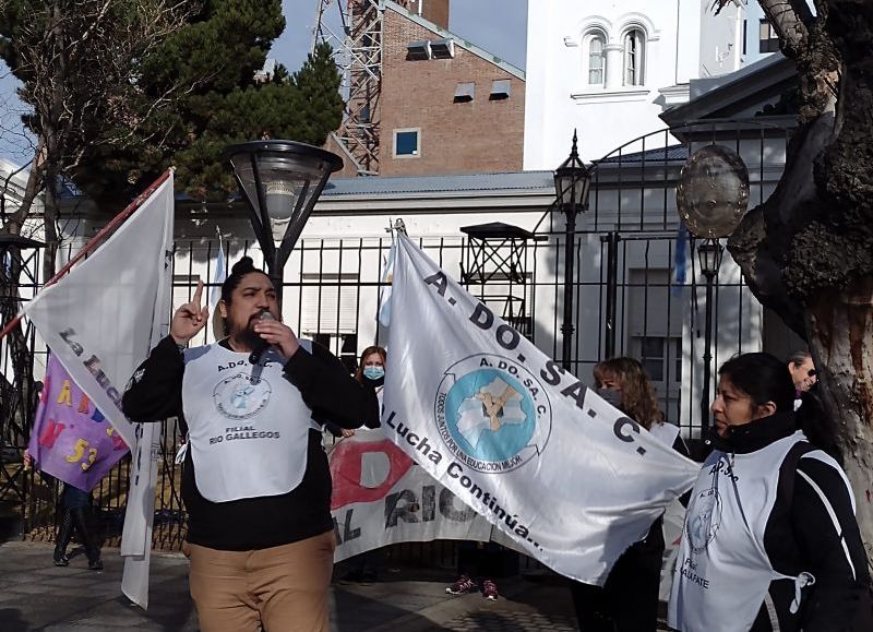 Saluden a Alicia que se va: ADOSAC denunció "persecución sindical y proscripción al derecho a huelga"