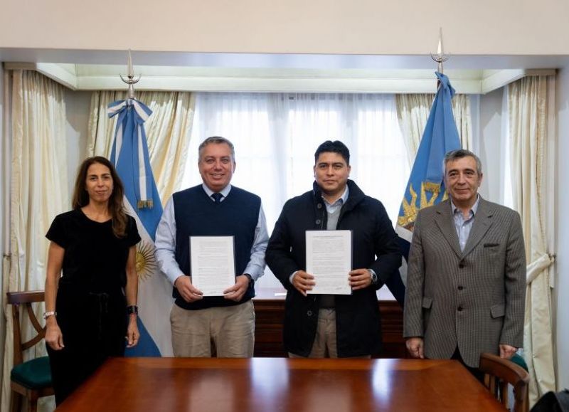 Vidal firmó convenio para finalizar el interconectado El Pluma-Perito Moreno-Los Antiguos