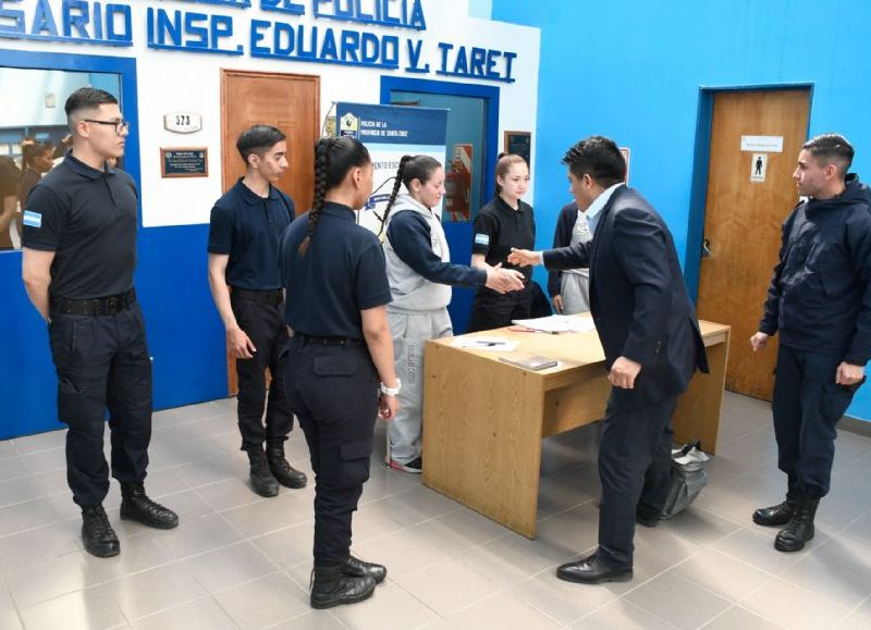 Vidal recepcionó la llegada de vehículos e indumentaria para la Policía de Santa Cruz