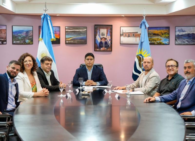 El Gobierno provincial firmó un acuerdo con Flybondi para fortalecer la conectividad aérea
