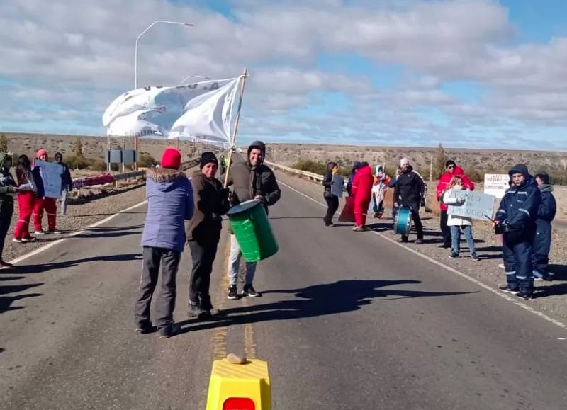 Se la da vuelta la provincia a la Pinguina: los docentes endurecen sus reclamos con cortes de ruta