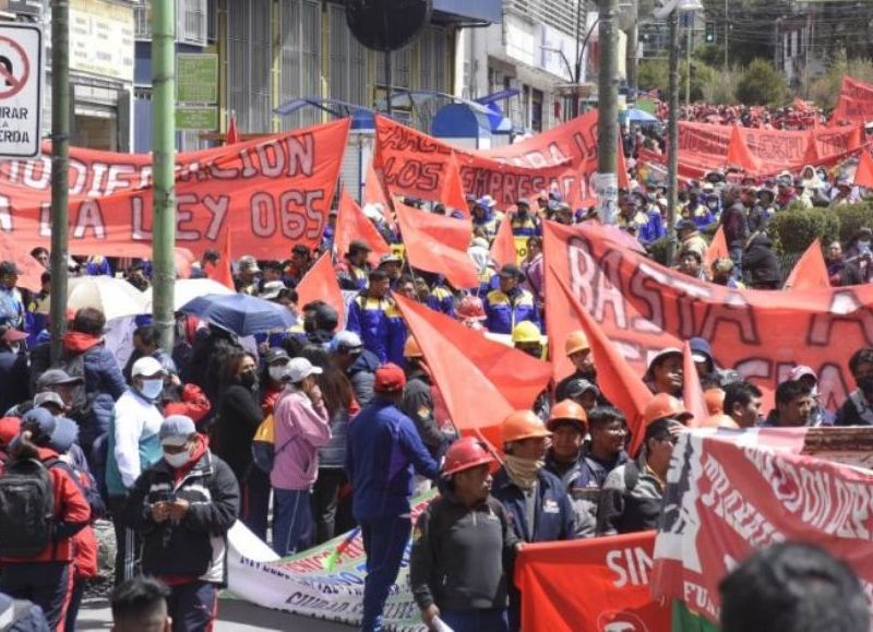 Mientras Alicia cierra acuerdos con multinacionales, los docentes paran porque se mueren de hambre