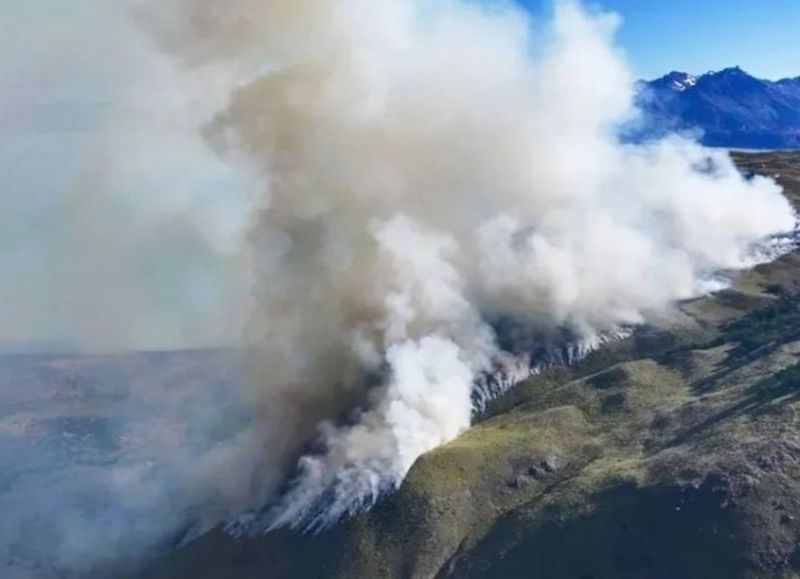 Continúa activo el incendio en el Parque Nacional Los Glaciares